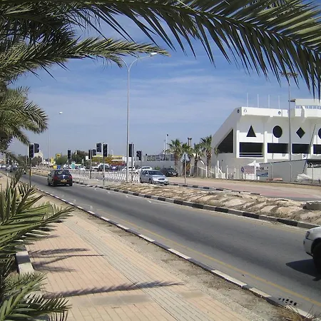 Maisonette Yacht Club لارنكا