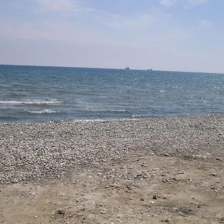 Maisonette Yacht Club لارنكا